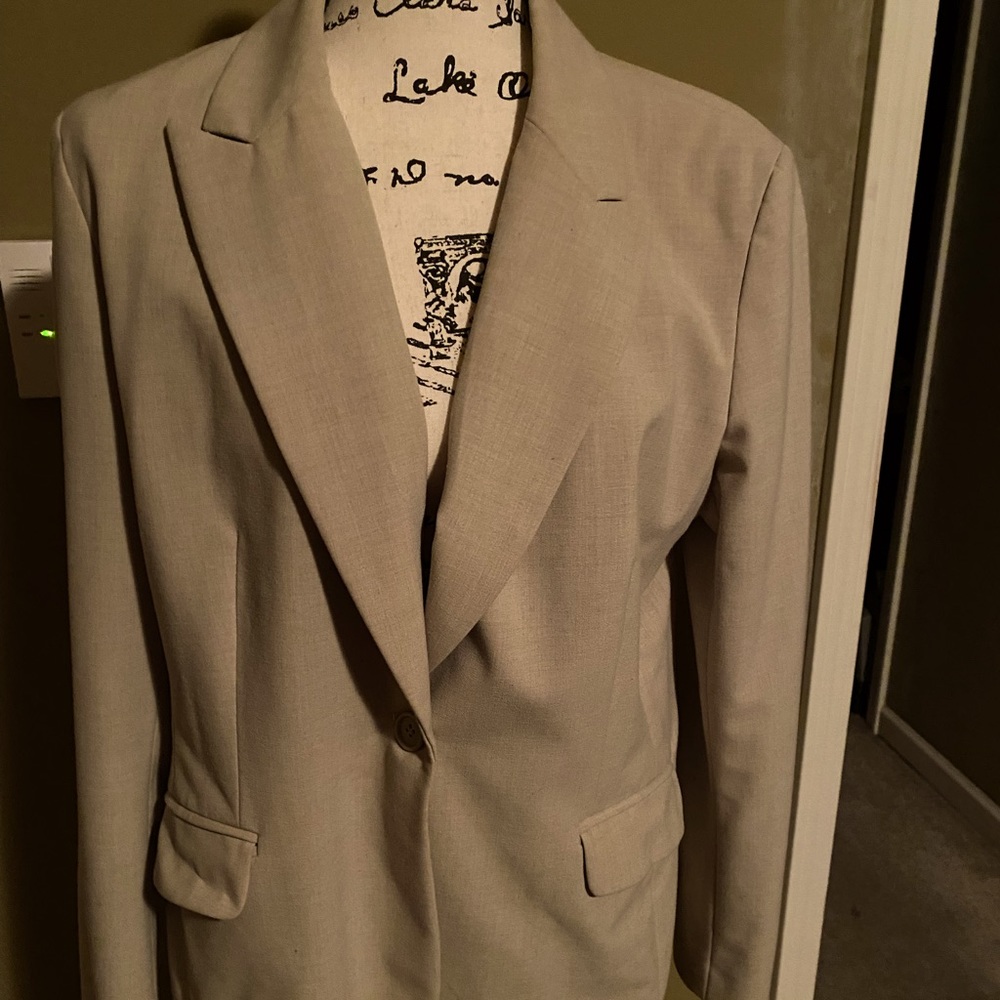 Fully lined New York and company tan blazer